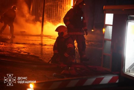 Росіяни вдарили по розподільчому центру «Сільпо» в Одесі: спалахнула масштабна пожежа (фото)
