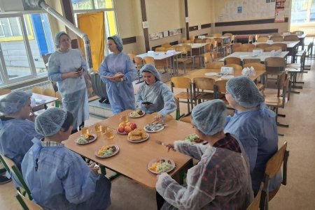 Відкрита кухня: як харчуються діти в одеських школах (фото) Відкрита кухня: як харчуються діти в одеських школах (фото)