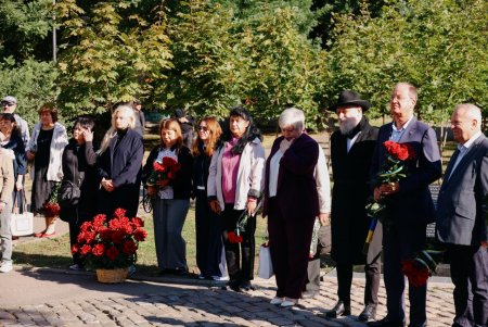 В Одесі вшановують пам'ять жертв масових розстрілів у Бабиному Яру (фото) В Одесі вшановують пам'ять жертв масових розстрілів у Бабиному Яру (фото)