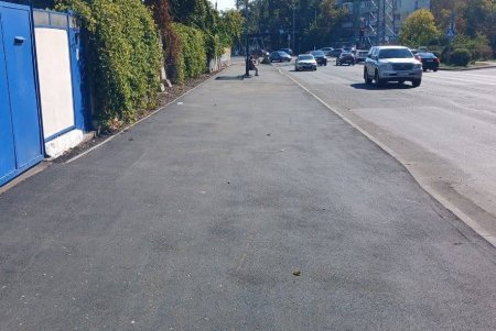 На вул. Олексія Вадатурського в Одесі тривають роботи з ремонту дорожнього покриття (фото)