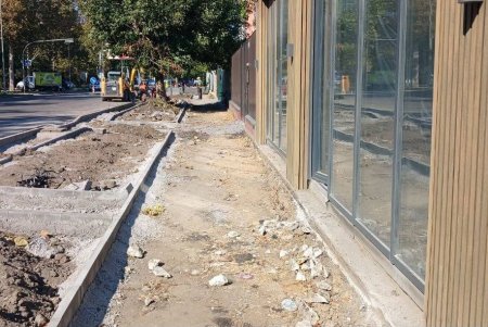 На вул. Олексія Вадатурського в Одесі тривають роботи з ремонту дорожнього покриття (фото)