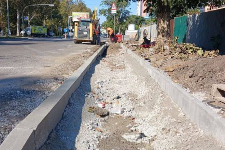 На вул. Олексія Вадатурського в Одесі тривають роботи з ремонту дорожнього покриття (фото)