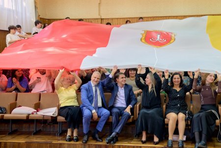 "Дякуємо тим, хто щодня навчає та підтримує дітей", - Олександр Ахмеров привітав освітян Пересипського району (фото)