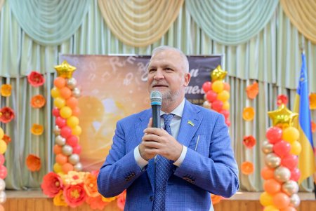 "Дякуємо тим, хто щодня навчає та підтримує дітей", - Олександр Ахмеров привітав освітян Пересипського району (фото)
