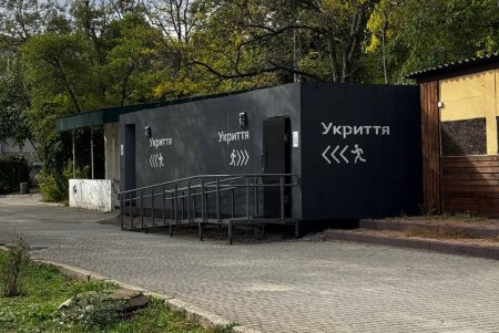 На одеському узбережжі облаштували 9 мобільних укриттів (фото) На одеському узбережжі облаштували 9 мобільних укриттів (фото)