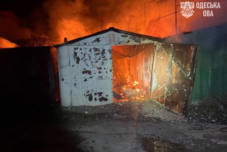 Уночі ворог атакував промислове підприємство та гаражний кооператив: спалахнули масштабні пожежі