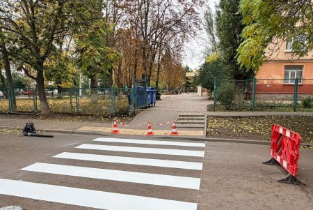 Біля одеського ліцею №44 облаштували пішохідний перехід (фото)
