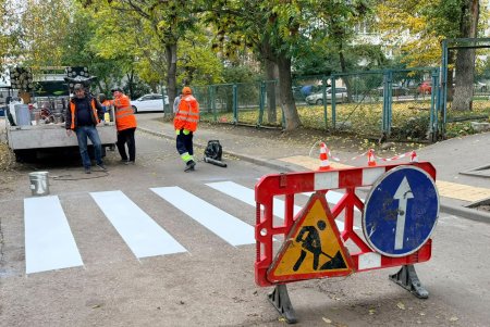 Біля одеського ліцею №44 облаштували пішохідний перехід (фото)